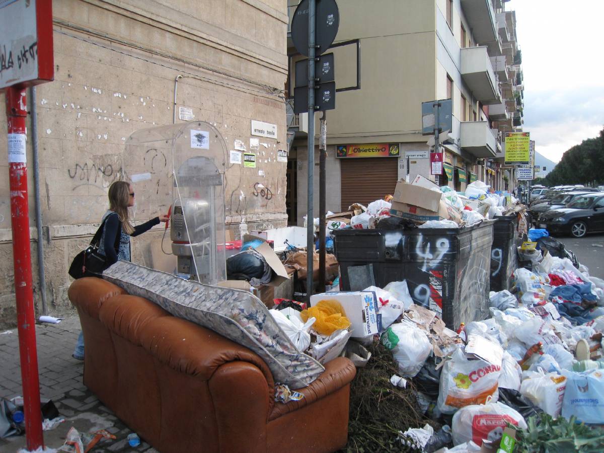 Palermo invasa dai rifiuti: 30 roghi