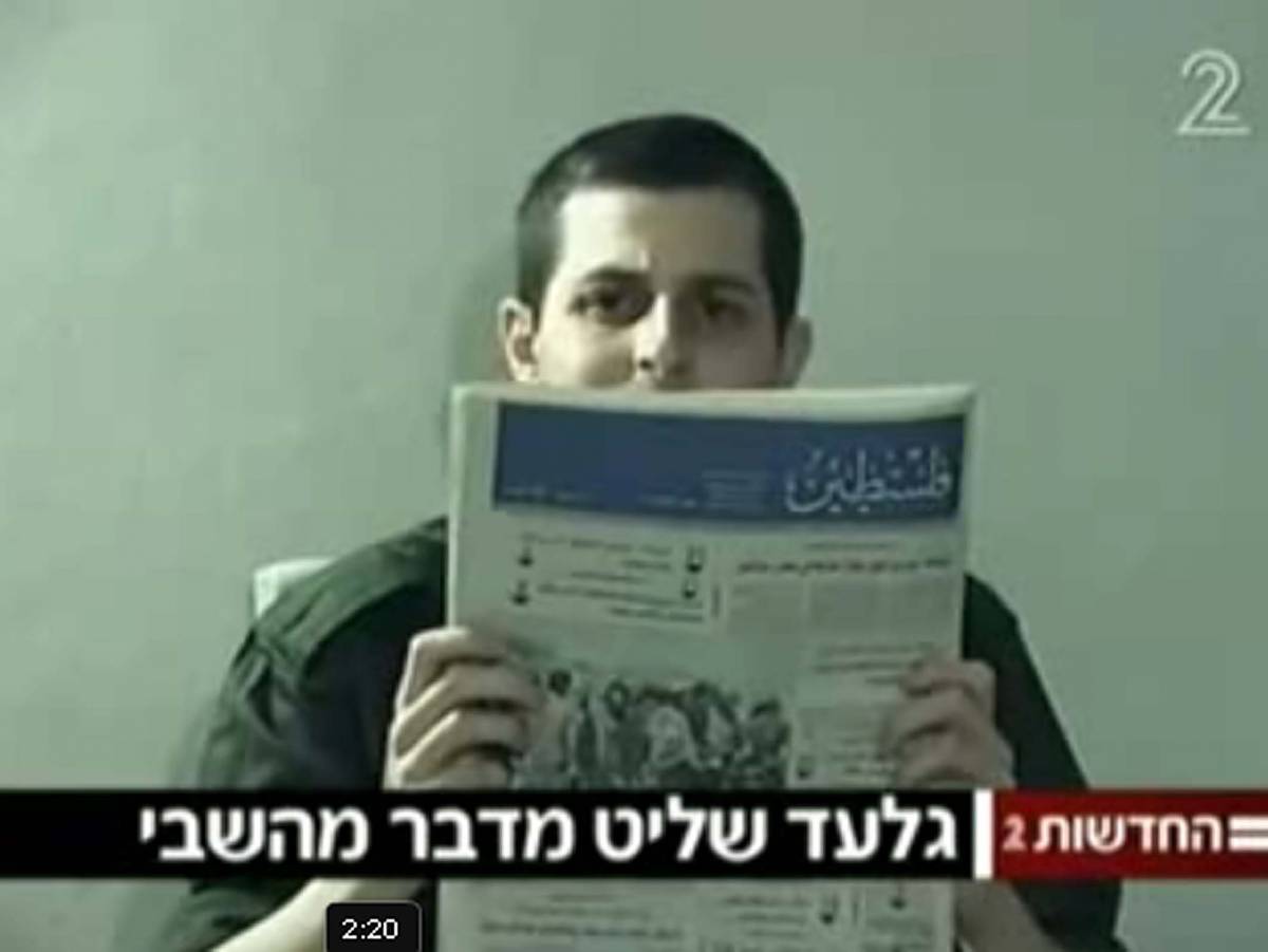 Gaza, scambio con Hamas 
Israele: "Shalit è vivo" 
Rilasciate le 19 detenute