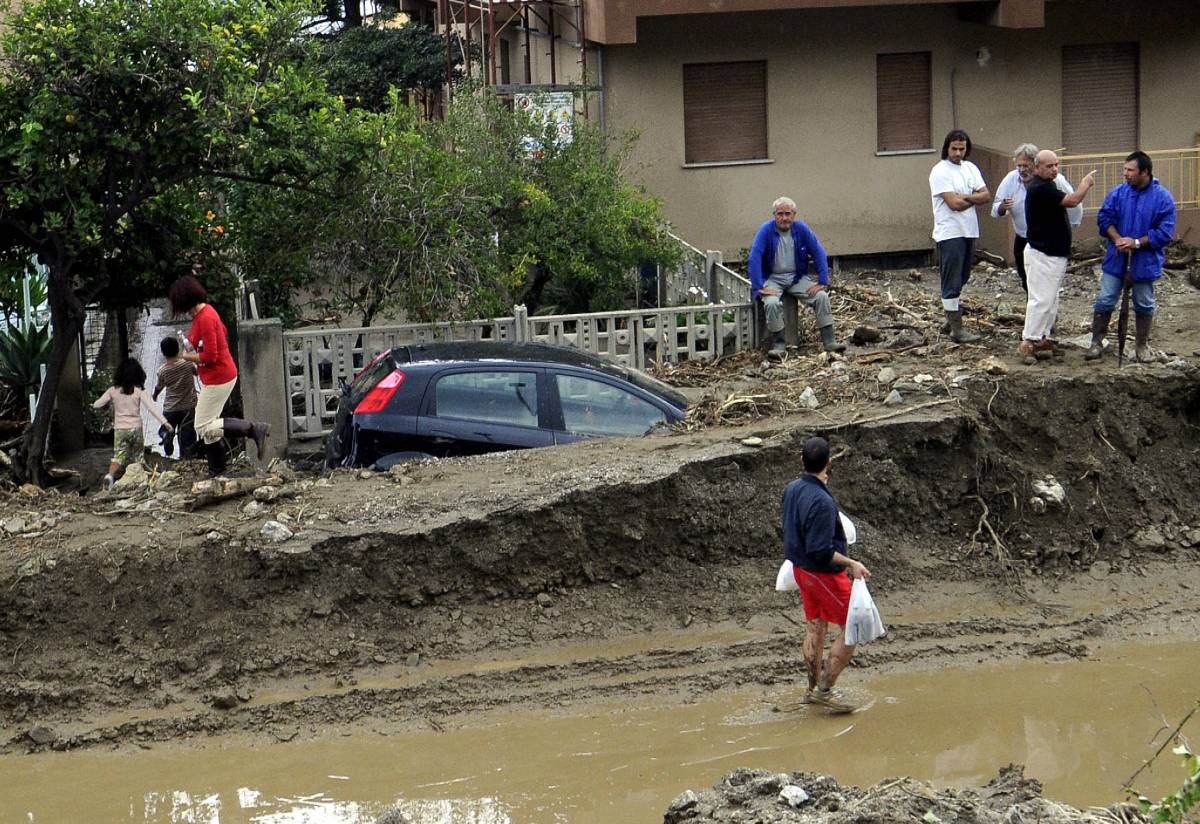 Frane a Messina, si continua a scavare 
Berlusconi: ci saranno almeno 50 morti