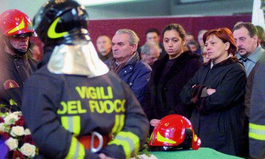 I familiari dell’eroe: «Niente medaglie, chiediamo giustizia»