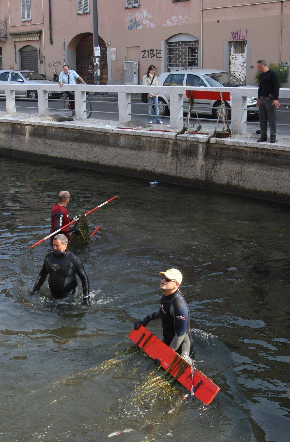 Navigli, i residenti contro i commercianti: "Non basta pulirli"