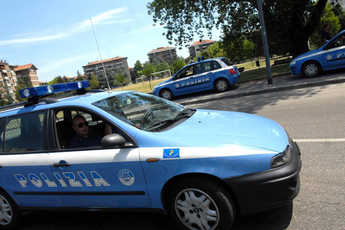 Brescia, seminudo con 4 bimbe: in manette