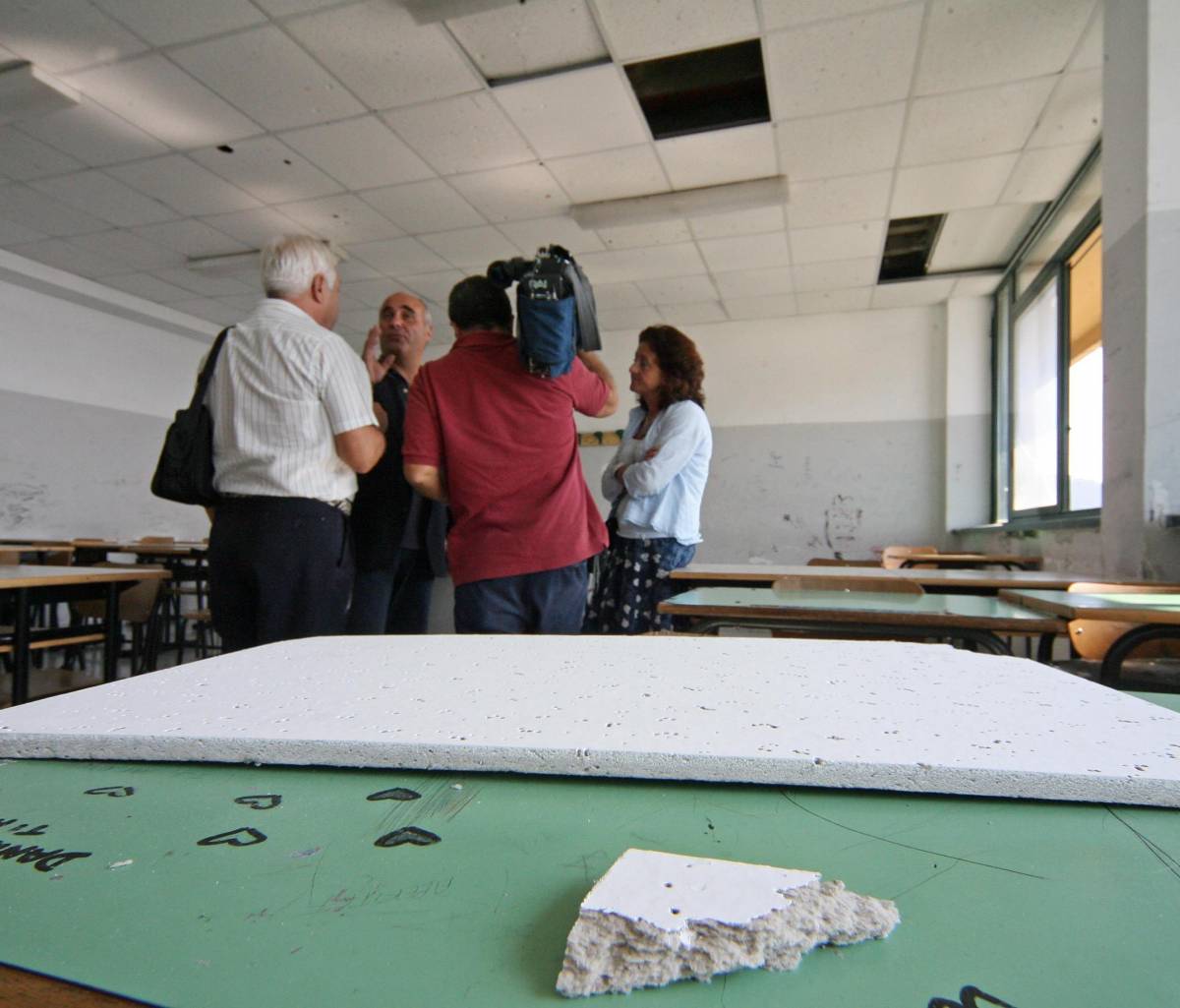 Napoli, crolla soffitto di una scuola: ragazza ferita