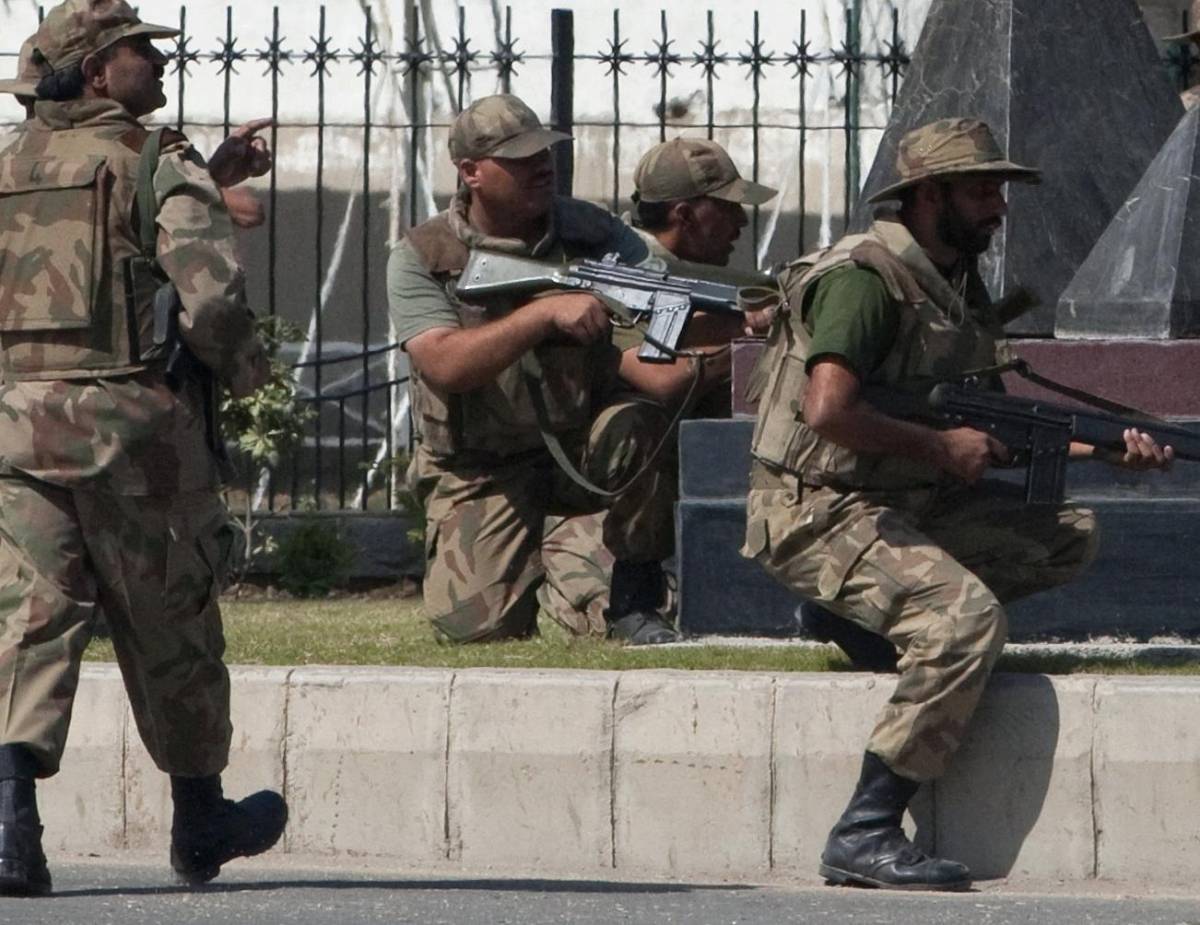 Assalto dei talebani all’esercito pachistano: dieci morti e 15 militari in ostaggio