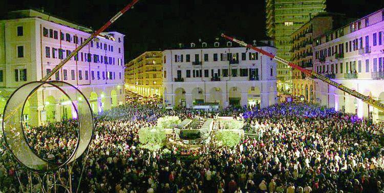 «Il teatro lirico sopravvive solo se cambia programma»