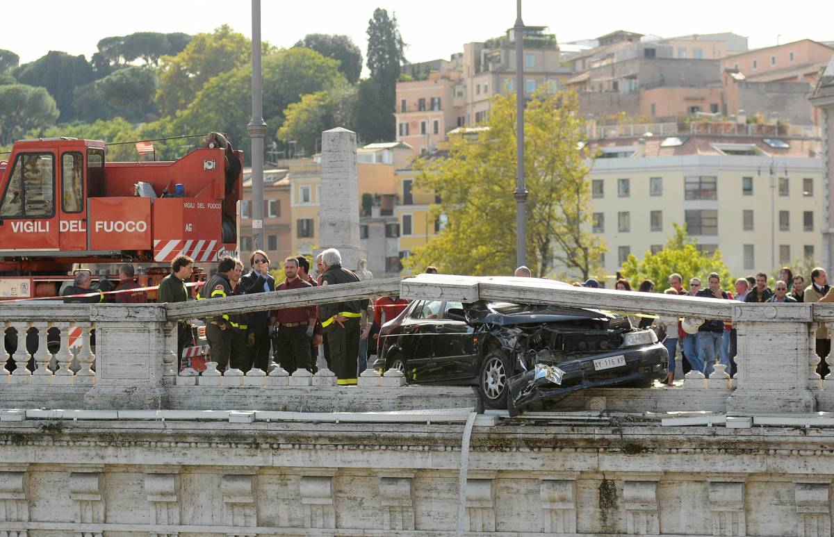 Auto investe tre pedoni 
e resta in bilico sul ponte