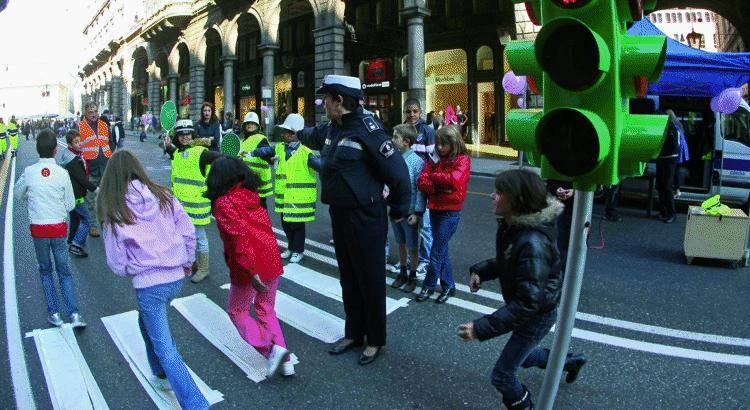 Bambini e metalmeccanici in strada, città bloccata