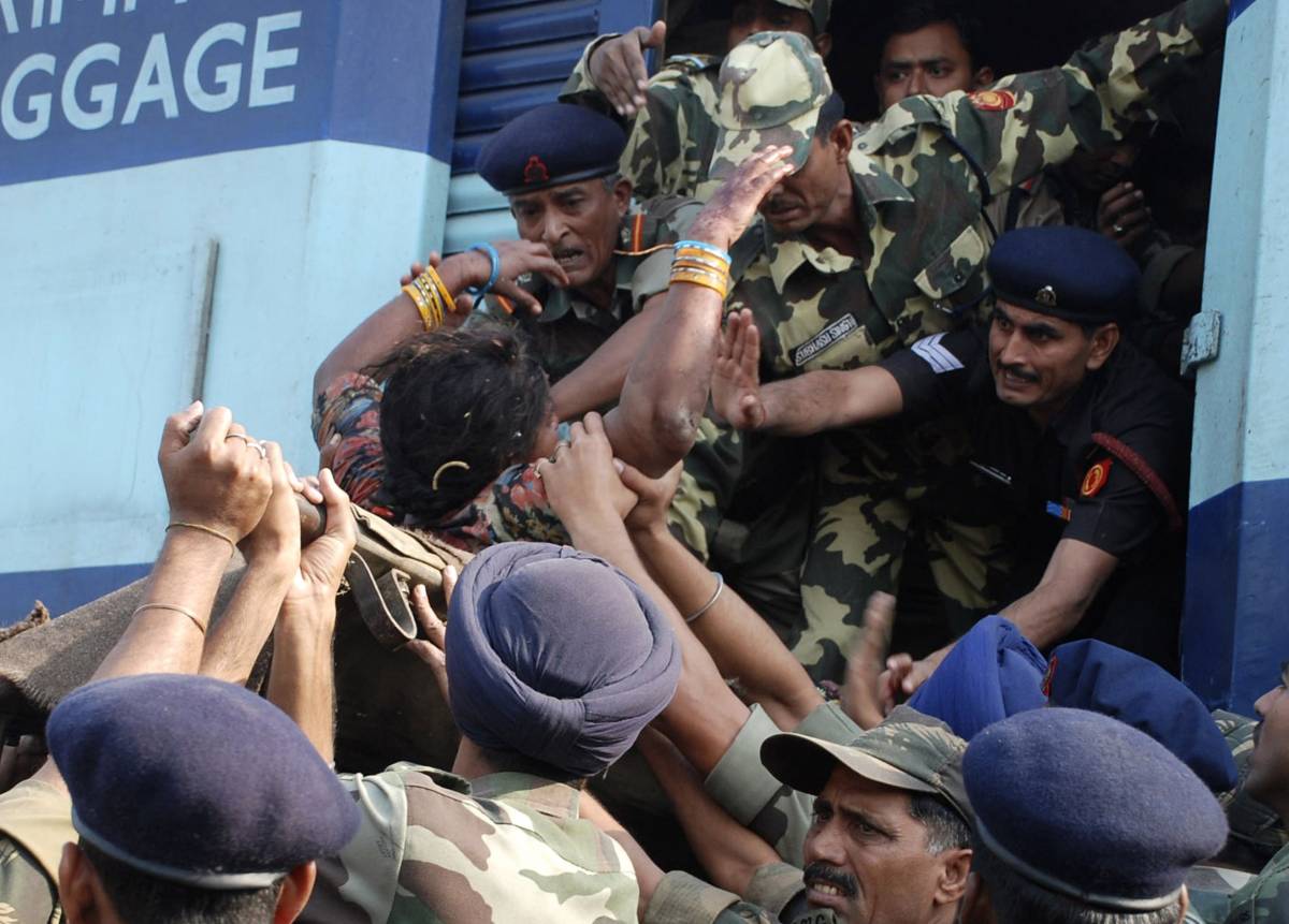 India, scontro tra 2 treni 
"Segnali non rispettati"
 
Almeno ventuno i morti