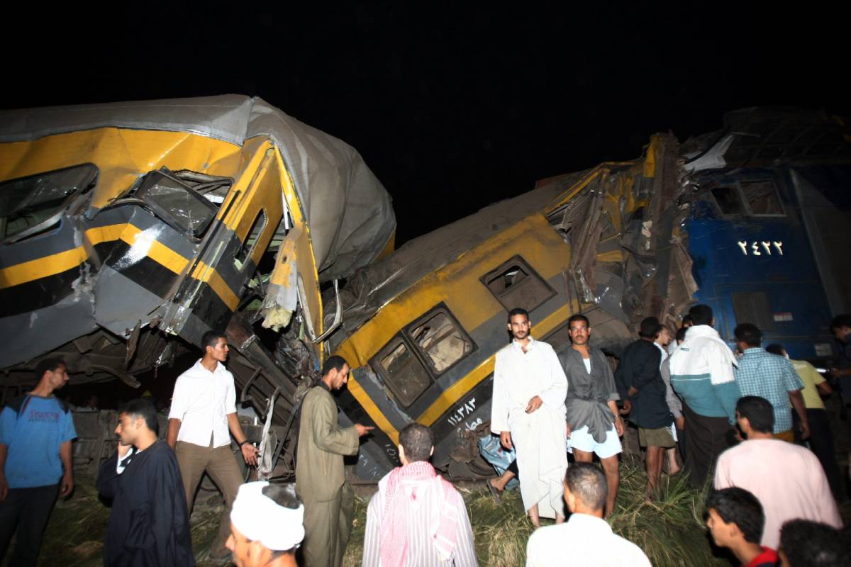 Egitto, scontro fra treni vicino a Giza: i morti sono almeno 25, i feriti 55