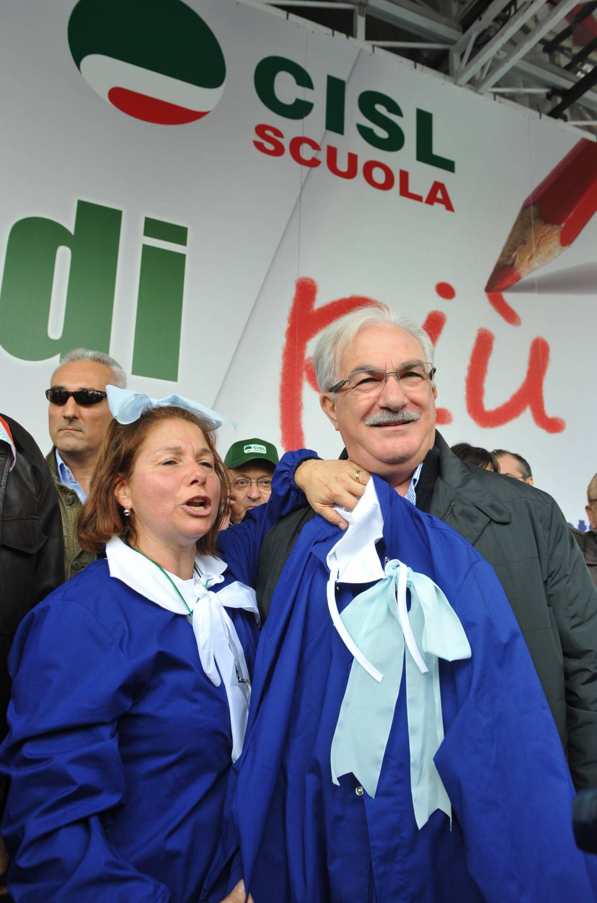 Bonanni e Cisl in piazza: 
"La scuola è in ginocchio" 
Gelmini: "Slogan vecchi"