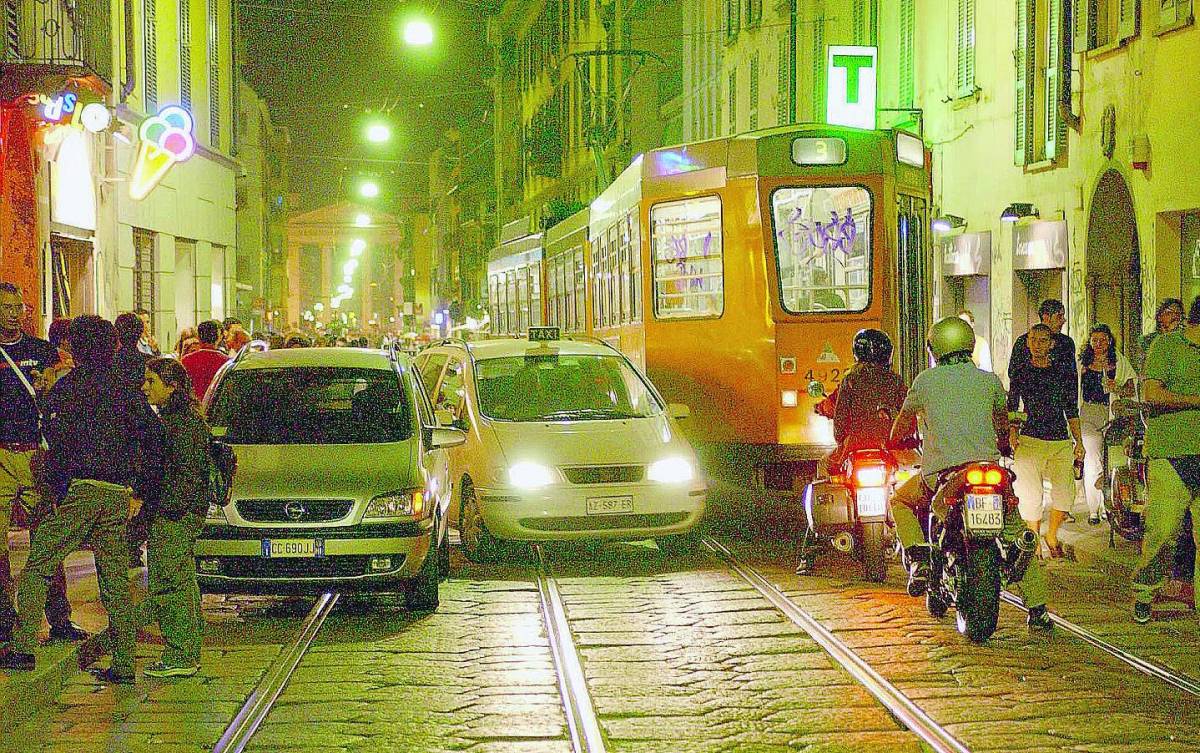 Multe con telecamere e palmari: è guerra alle auto in doppia fila