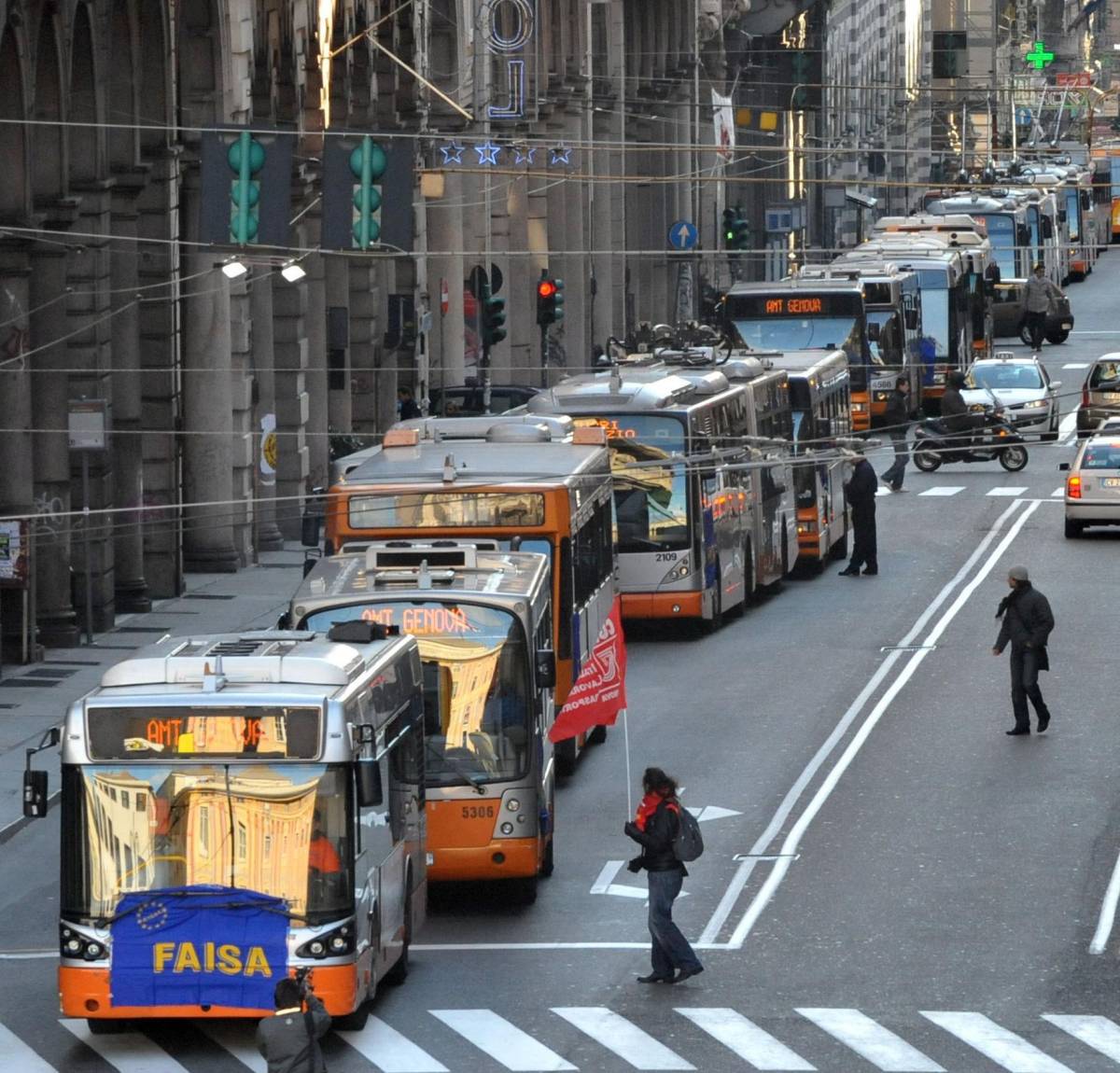 Circolano cento autobus, la città non si muove più