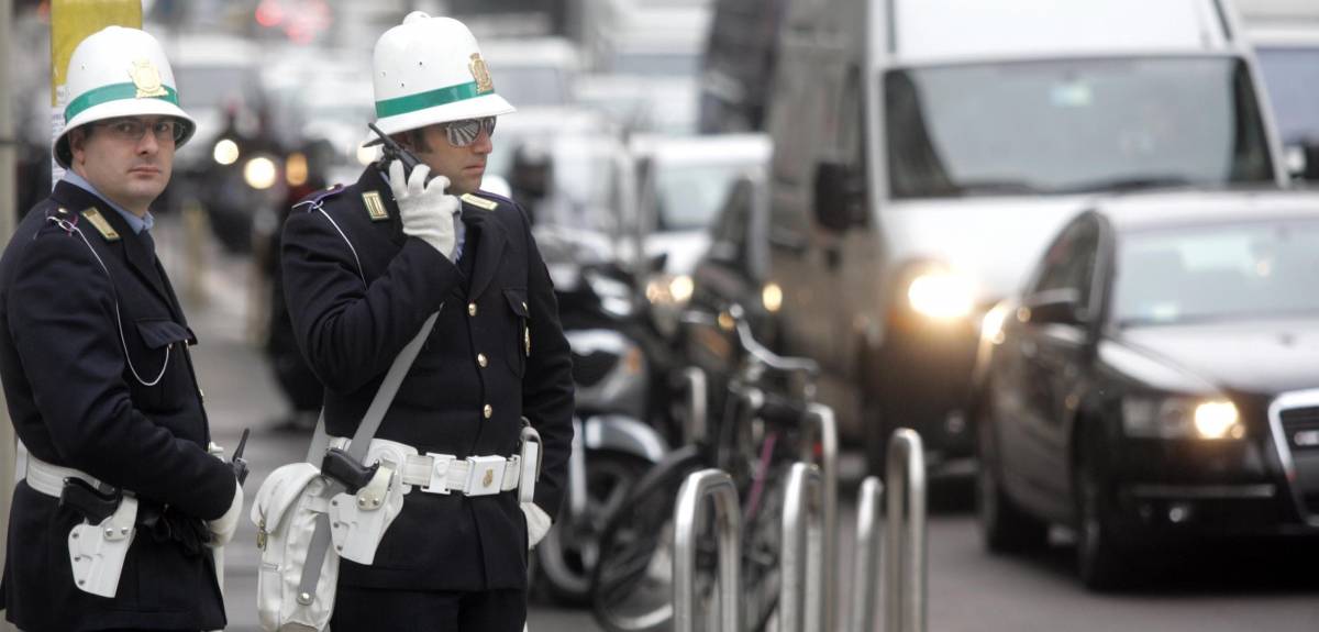 Guerra a doppia fila e furgoncini: «Conteremo i danni alle elezioni»