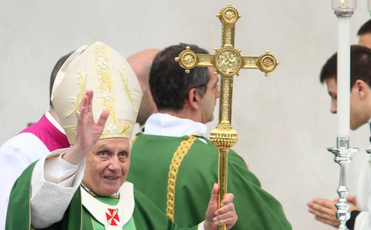 Il Papa sulla scia di Paolo VI: «Chiesa libera e povera»
