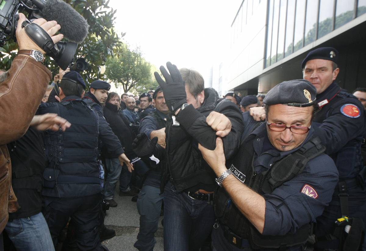 Eutelia, blitz di vigilantes: 
minacce e aggressioni 
agli operai che occupano