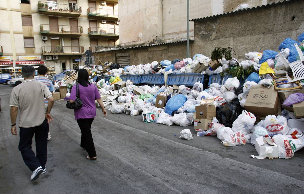 Palermo, è emergenza rifiuti: i sindaci in piazza