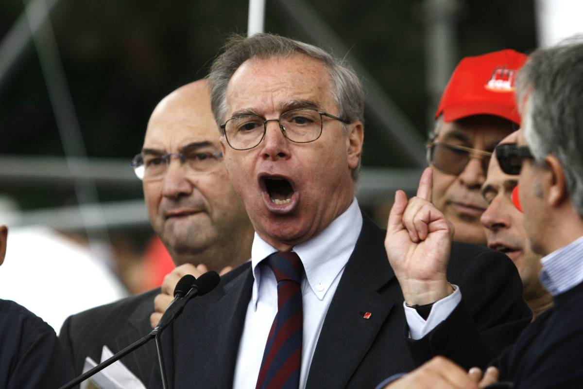 Lavoro, Cgil in piazza: "Il peggio non è passato" 
Ma Sacconi: "Fanno opposizione a prescindere"