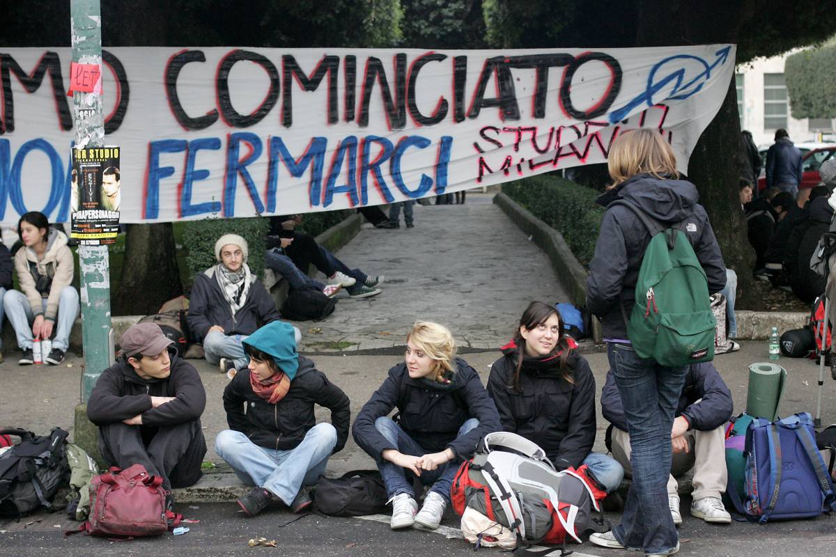 Studenti in piazza: 
cortei in tutto il Paese 
Tensione a Milano