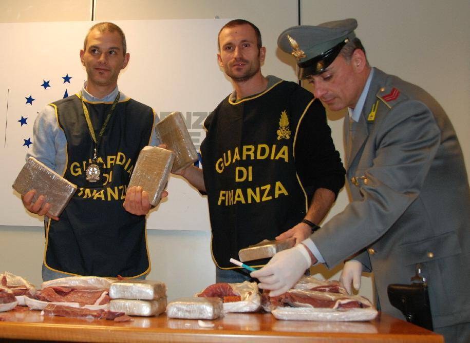 Cocaina e riti vudú: i finanzieri arrestano otto narcotrafficanti