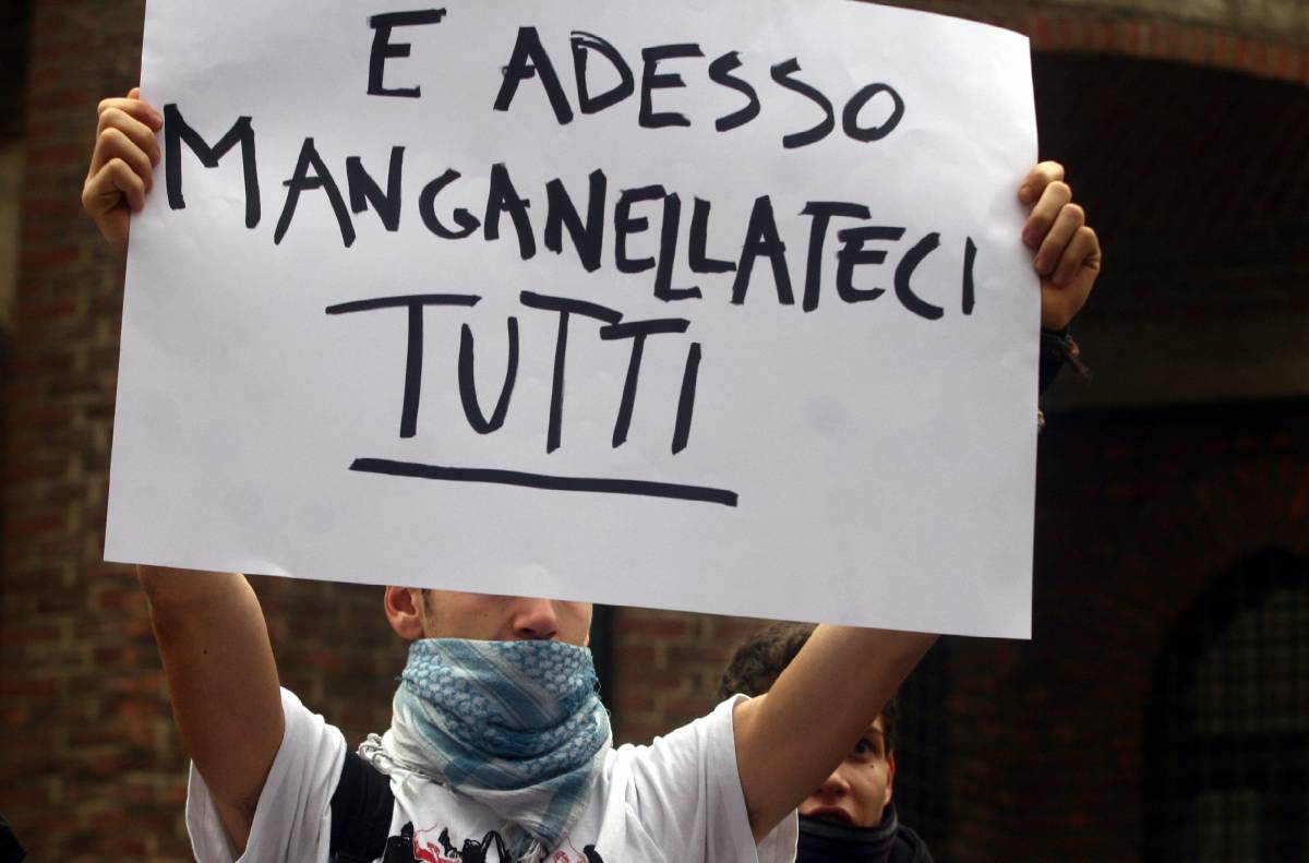 Presidio degli studenti: 
forte tensione in tribunale 
Rilasciati i due arrestati