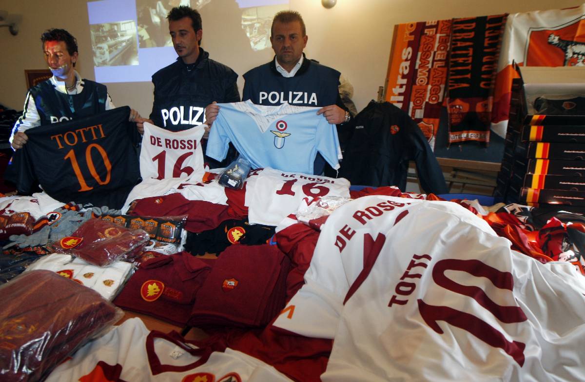 Sequestratati migliaia di capi  sportivi contraffatti: al top la maglia di Totti