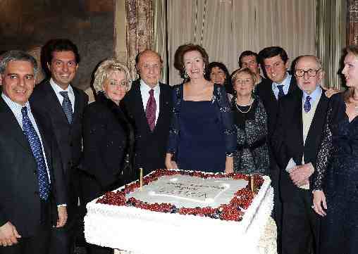 Gioielli, paillettes e chiffon blu 
al compleanno di donna Letizia