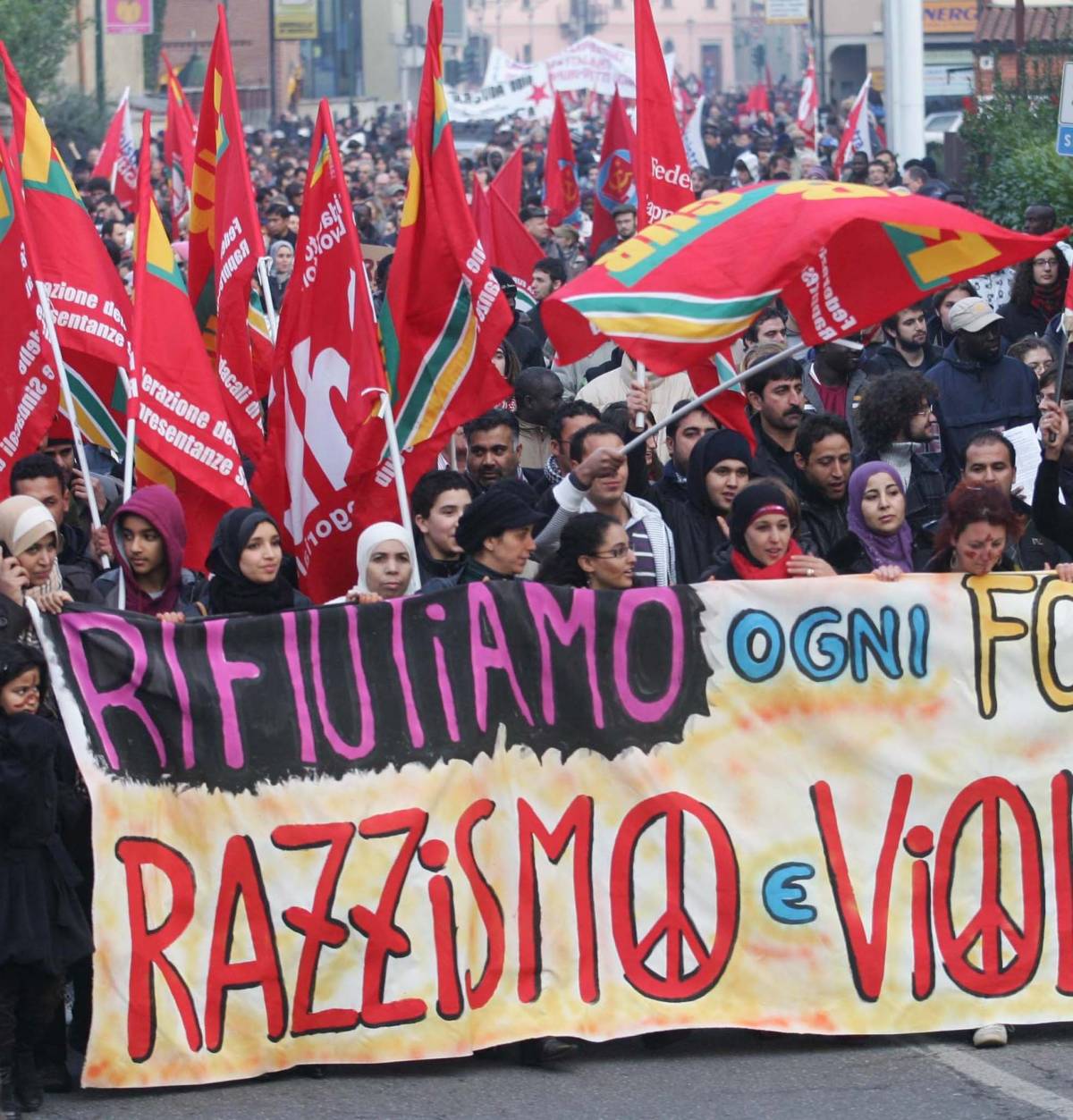 Dopo il corteo «pacifista» picchiano tre ferrovieri