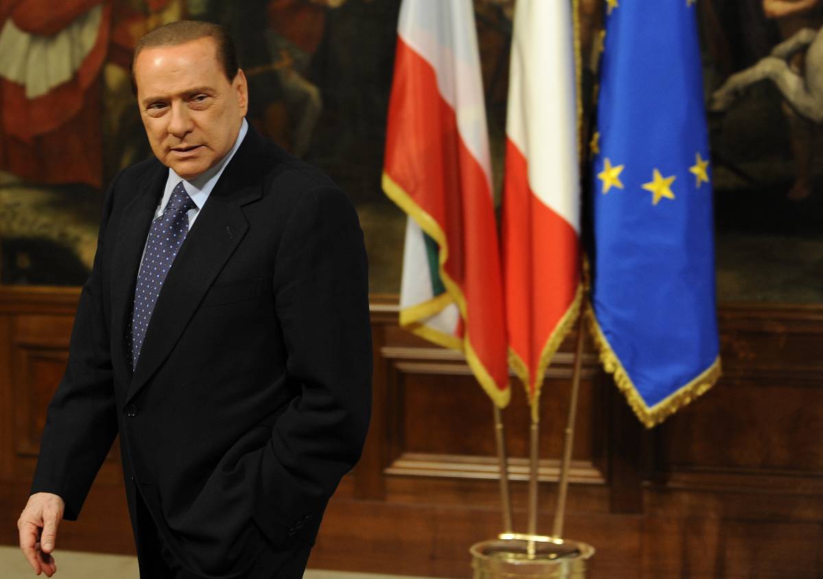"Mafia, il premier Berlusconi non è indagato" 
E lui: "Su di me solo voci infamanti"