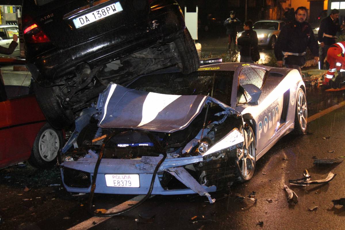 La polizia fa il "botto" e distrugge la propria Lamborghini