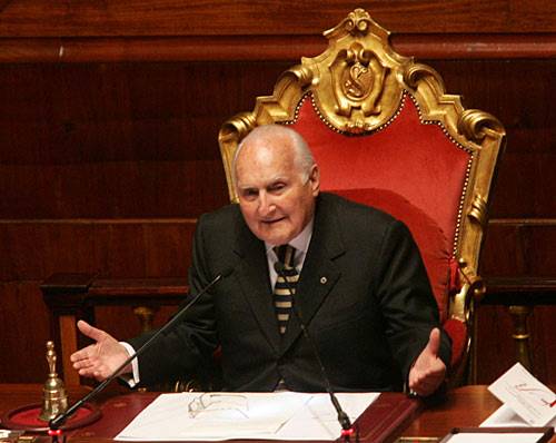 Il giustizialista Oscar Luigi 
ora fa la verginella garantista