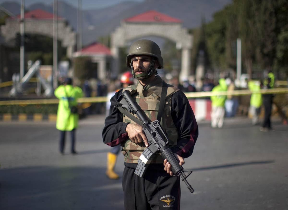 Pakistan, attacco a una moschea 
almeno 40 morti e decine di feriti