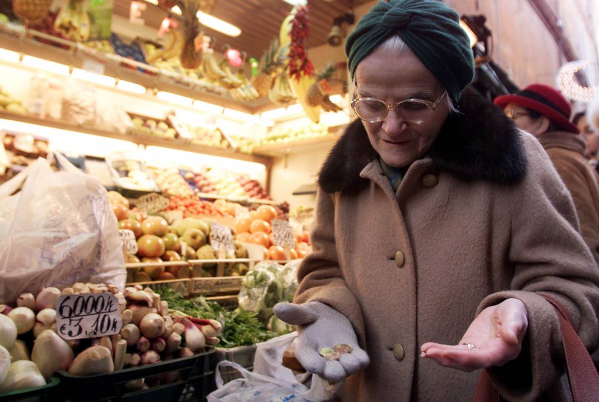 Un milione di famiglie 
in povertà alimentare 
Censis: l'Italia resiste