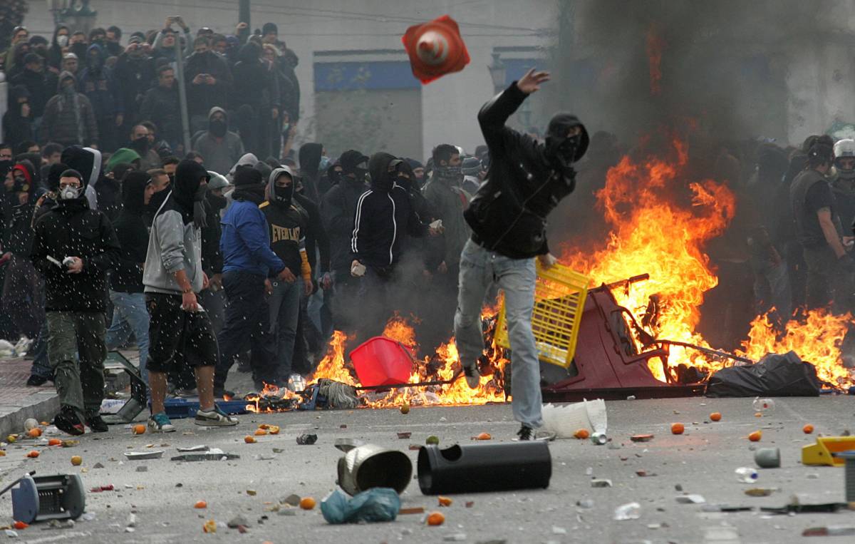 Atene a ferro e fuoco: presi 5 italiani