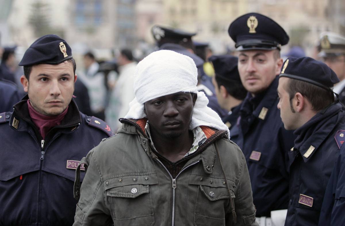 Respingono i clandestini: indagati i militari