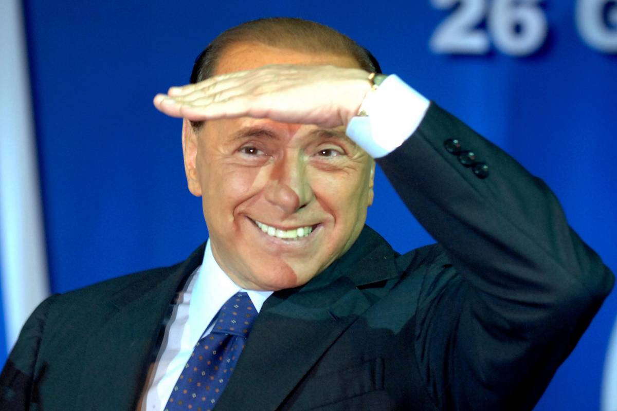 Berlusconi va al cinema per vedersi nel 2012