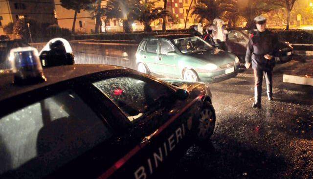 «Ti lascio». E lui tenta di strangolarla per strada