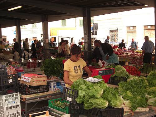 Mercato, cartello in dialetto: multa