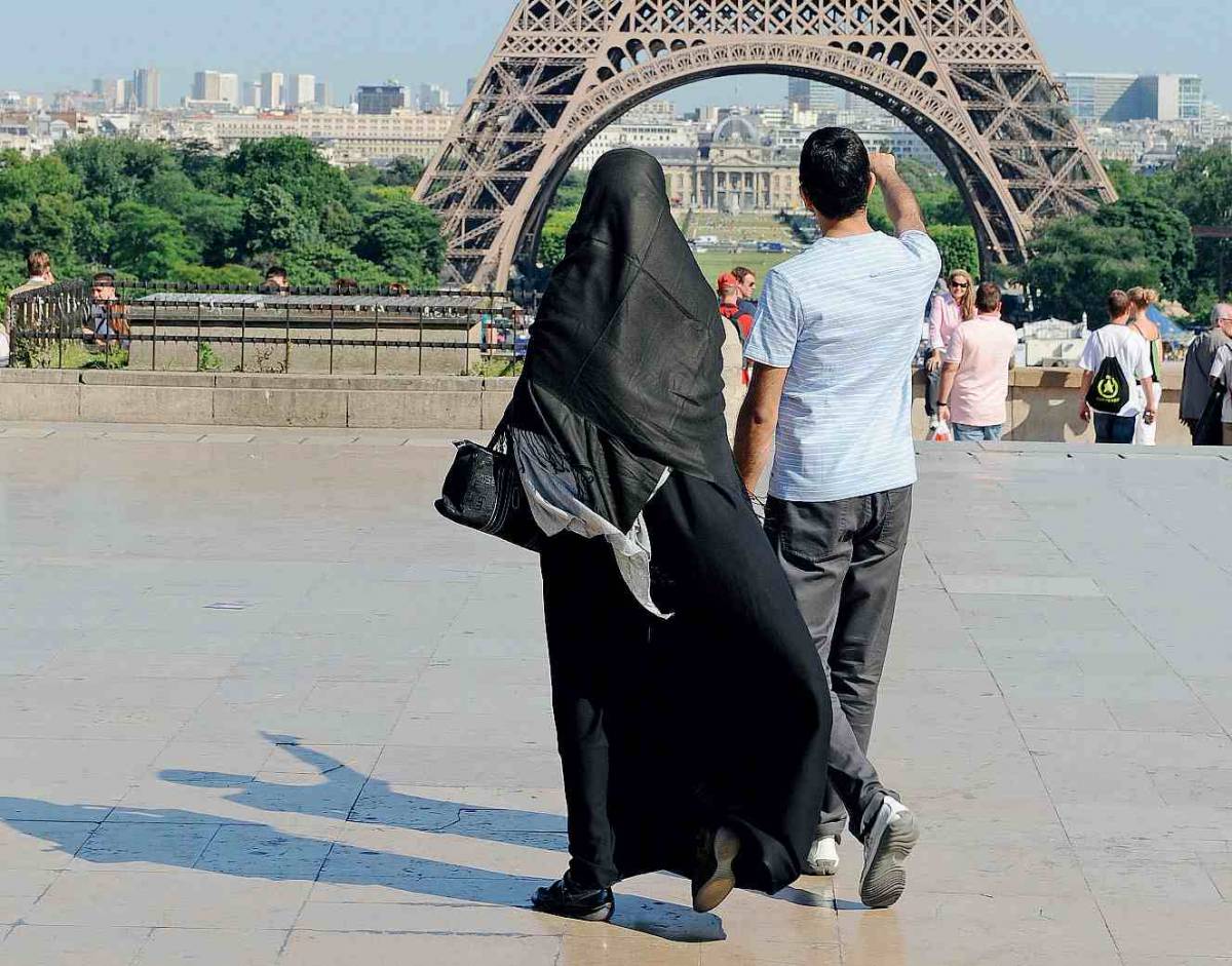 Niente nazionalità francese
 
a chi mette il burqa alla moglie