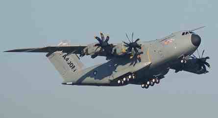 Primo volo di prova per l'Airbus A400M. La Merkel: non possiamo aspettare in eterno 