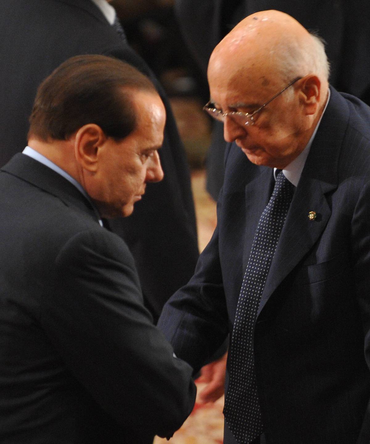 Il premier al Quirinale: "Violenza? Contro di me" 
Fini fa muro: "Napolitano è arbitro imparziale"