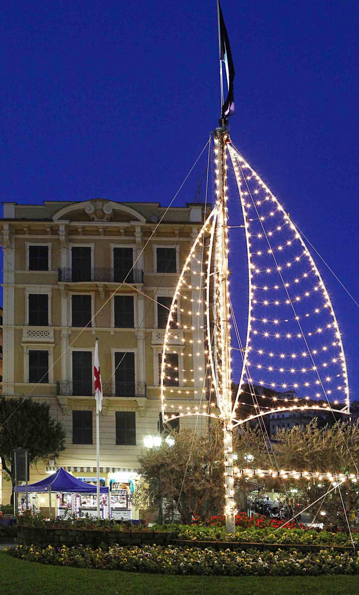 La «vela» senza l’albero trascina Santa nella bufera