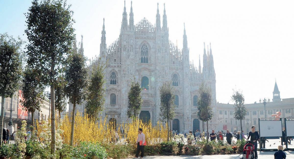 Milano, l’ultima follia degli architetti un bosco in piazza Duomo