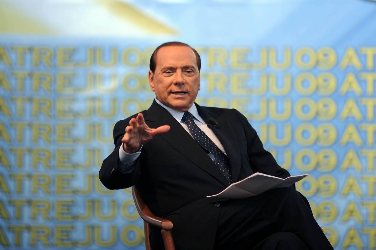 Milano, Berlusconi in piazza Duomo 
Riscossa Pdl e tessera alla Moratti