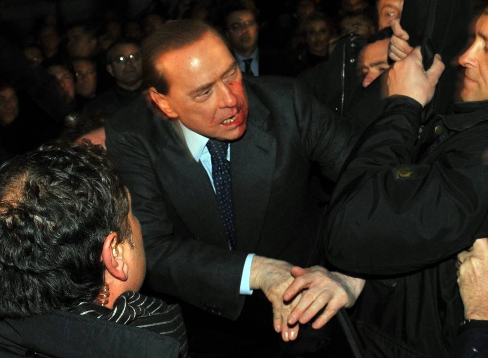 Berlusconi aggredito: "C'è troppo odio"