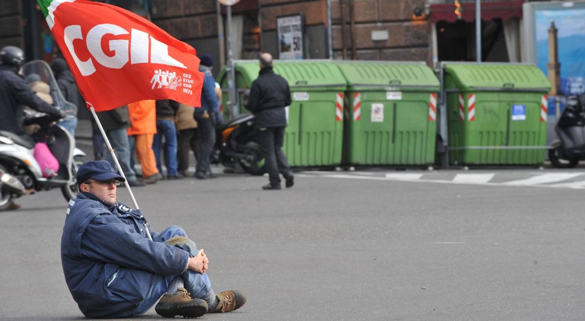 Lavoratori in lotta: prima bivaccano, poi paralizzano la città