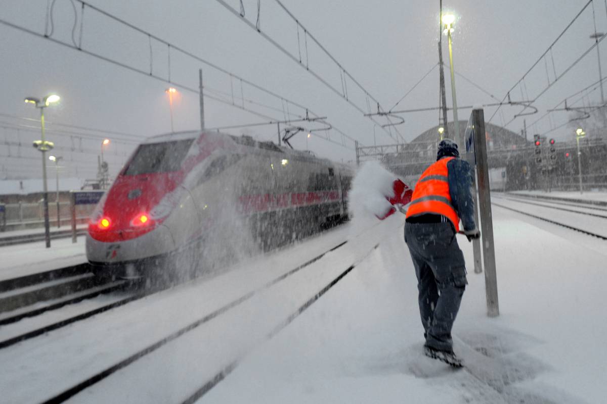 Cavi spezzati e treni in panne 
E il gelo cancella 350 corse