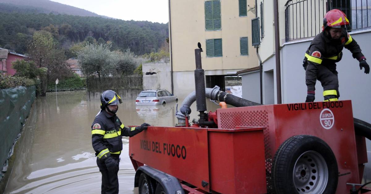 Bimbo di 5 anni vede papà sparire nel torrente