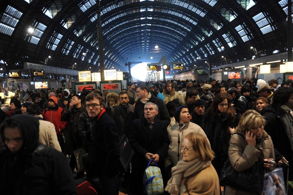 Milano: assalti ai vagoni per partire, in stazione è rissa