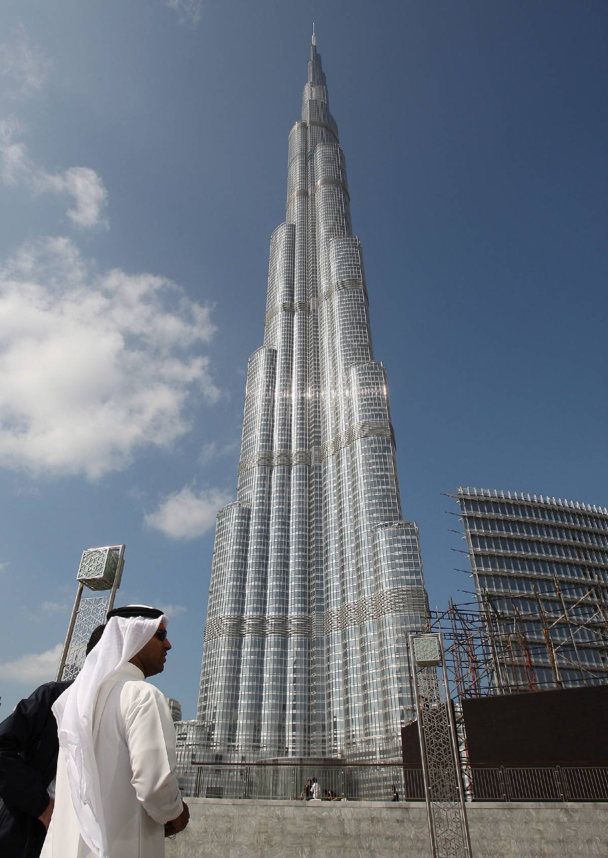 Dubai, si illumina il grattacielo dei record