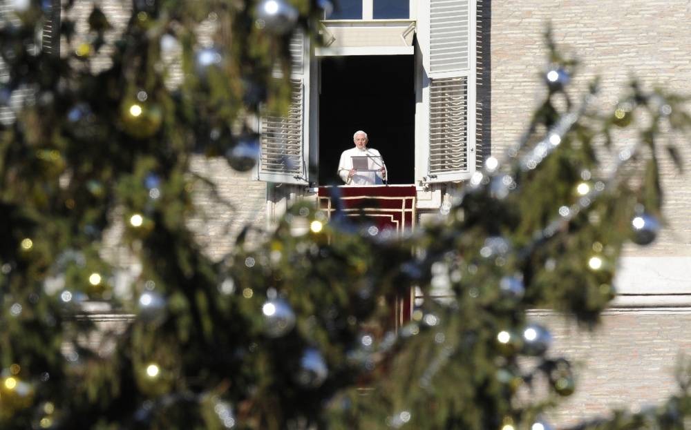 Benedetto XVI: futuro 
in mano a Dio, non 
a maghi o economisti